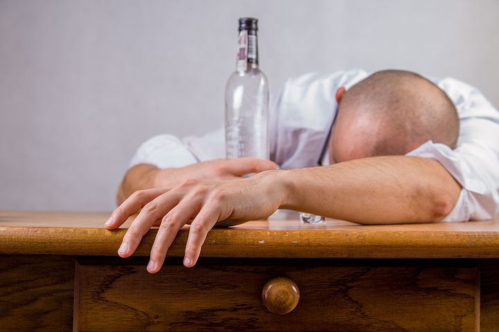 W jaki sposób poradzić sobie z kłopotem alkoholowym – odtruwanie alkoholowe